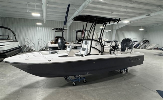 2025 Robalo 206 Cayman Shark Gray